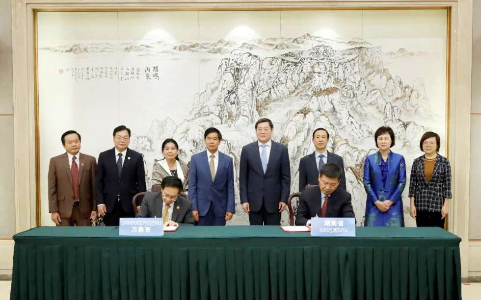 盈峰環(huán)境向老撾萬象捐贈7臺環(huán)衛(wèi)裝備，助力“一帶一路”建設
